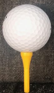 Omuz ekleminin tişört üzerindeki golf topuyla karşılaştırılması